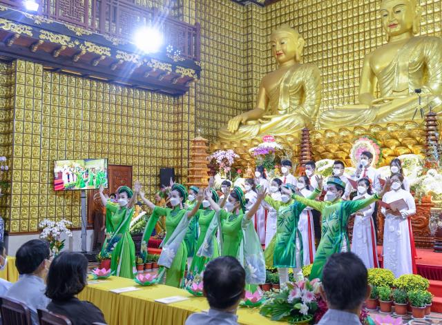 Sáng rực và ấm áp những ngọn lửa trí tuệ - tình thương trong lễ kỷ niệm ngày Phật thành đạo tại chùa Giác Ngộ