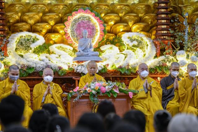 Sáng rực và ấm áp những ngọn lửa trí tuệ - tình thương trong lễ kỷ niệm ngày Phật thành đạo tại chùa Giác Ngộ