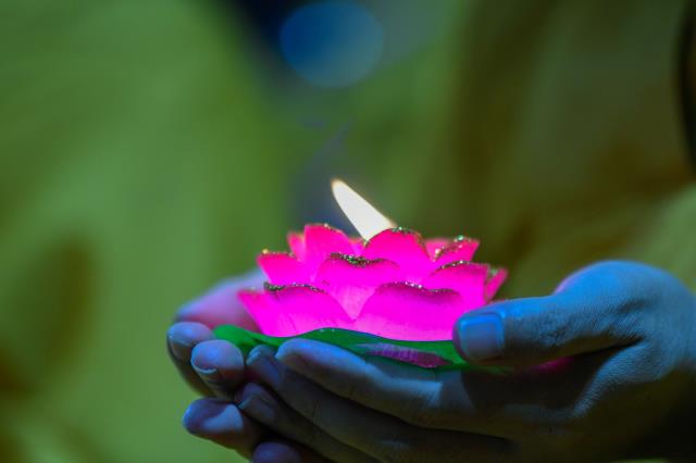 Sáng rực và ấm áp những ngọn lửa trí tuệ - tình thương trong lễ kỷ niệm ngày Phật thành đạo tại chùa Giác Ngộ