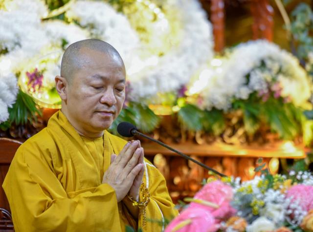 Sáng rực và ấm áp những ngọn lửa trí tuệ - tình thương trong lễ kỷ niệm ngày Phật thành đạo tại chùa Giác Ngộ