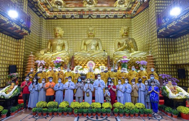 Sáng rực và ấm áp những ngọn lửa trí tuệ - tình thương trong lễ kỷ niệm ngày Phật thành đạo tại chùa Giác Ngộ