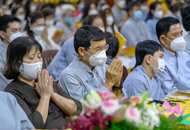 Sáng rực và ấm áp những ngọn lửa trí tuệ - tình thương trong lễ kỷ niệm ngày Phật thành đạo tại chùa Giác Ngộ