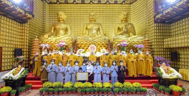 Sáng rực và ấm áp những ngọn lửa trí tuệ - tình thương trong lễ kỷ niệm ngày Phật thành đạo tại chùa Giác Ngộ
