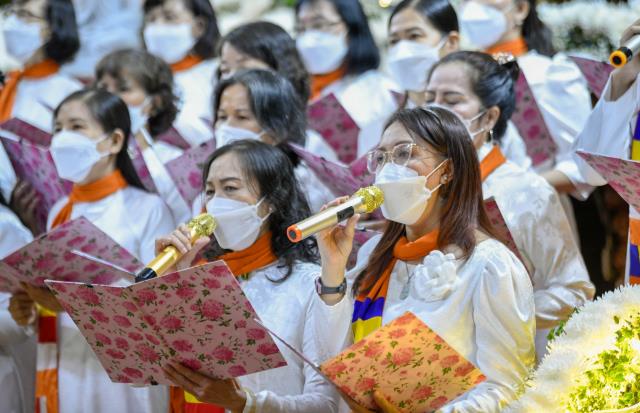 Sáng rực và ấm áp những ngọn lửa trí tuệ - tình thương trong lễ kỷ niệm ngày Phật thành đạo tại chùa Giác Ngộ