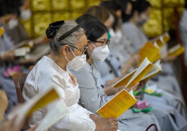 Sáng rực và ấm áp những ngọn lửa trí tuệ - tình thương trong lễ kỷ niệm ngày Phật thành đạo tại chùa Giác Ngộ