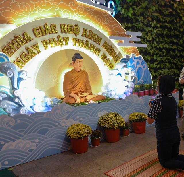 Sáng rực và ấm áp những ngọn lửa trí tuệ - tình thương trong lễ kỷ niệm ngày Phật thành đạo tại chùa Giác Ngộ
