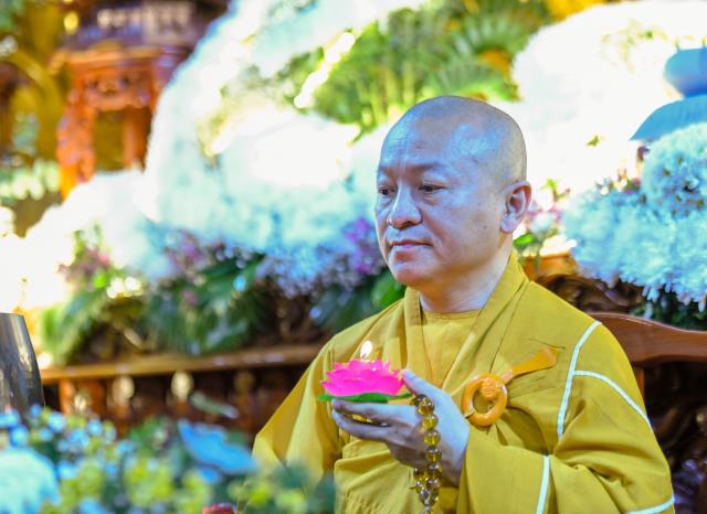 Sáng rực và ấm áp những ngọn lửa trí tuệ - tình thương trong lễ kỷ niệm ngày Phật thành đạo tại chùa Giác Ngộ