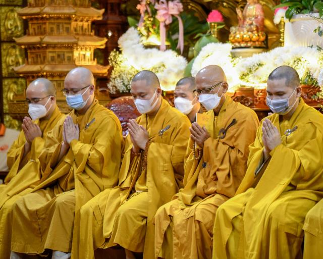 Sáng rực và ấm áp những ngọn lửa trí tuệ - tình thương trong lễ kỷ niệm ngày Phật thành đạo tại chùa Giác Ngộ