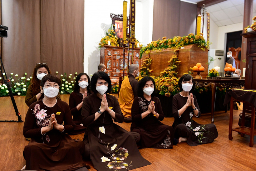 Quy ngưỡng trước kim quan Thiền sư Thích Nhất Hạnh