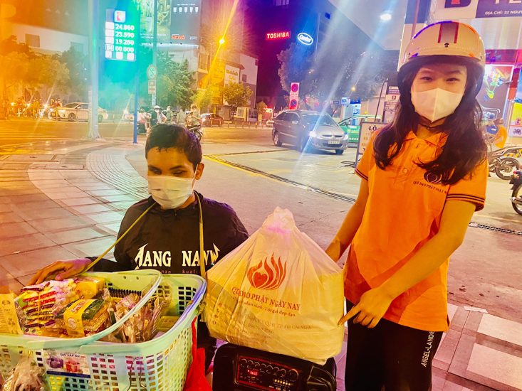 Chùa Giác Ngộ sẻ chia cùng người vô gia cư trong đêm giao thừa