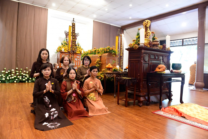 Quy ngưỡng trước kim quan Thiền sư Thích Nhất Hạnh