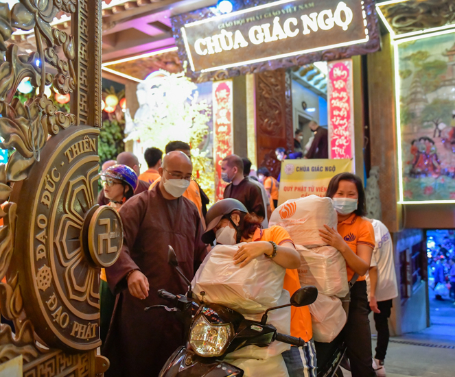 Chùa Giác Ngộ sẻ chia cùng người vô gia cư trong đêm giao thừa