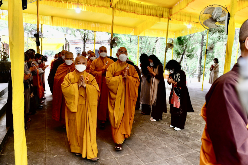Quy ngưỡng trước kim quan Thiền sư Thích Nhất Hạnh