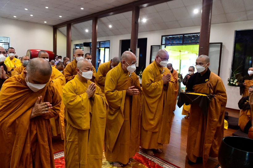 Quy ngưỡng trước kim quan Thiền sư Thích Nhất Hạnh