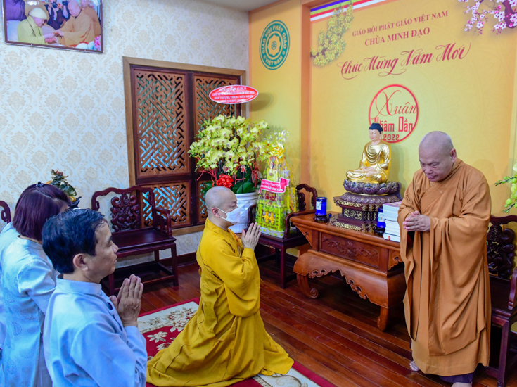 TT. Nhật Từ chúc xuân Trưởng lão Hòa thượng Chủ tịch HĐTS GHPGVN