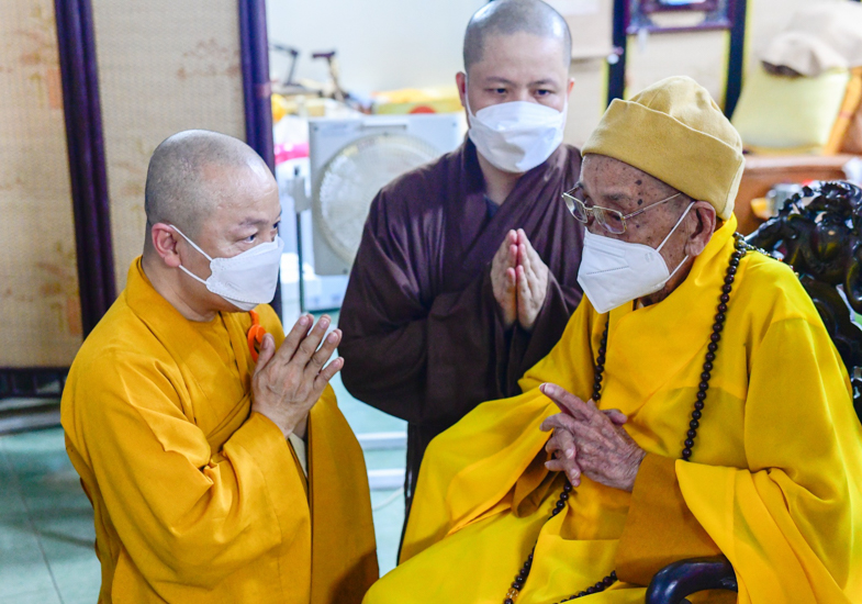 TT. Nhật Từ khánh tuế và chúc Tết Trưởng lão Hòa thượng Phó Pháp chủ Hội đồng Chứng minh GHPGVN tại chùa Xá Lợi