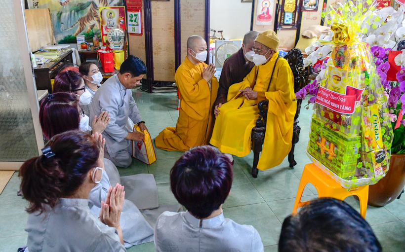 TT. Nhật Từ khánh tuế và chúc Tết Trưởng lão Hòa thượng Phó Pháp chủ Hội đồng Chứng minh GHPGVN tại chùa Xá Lợi