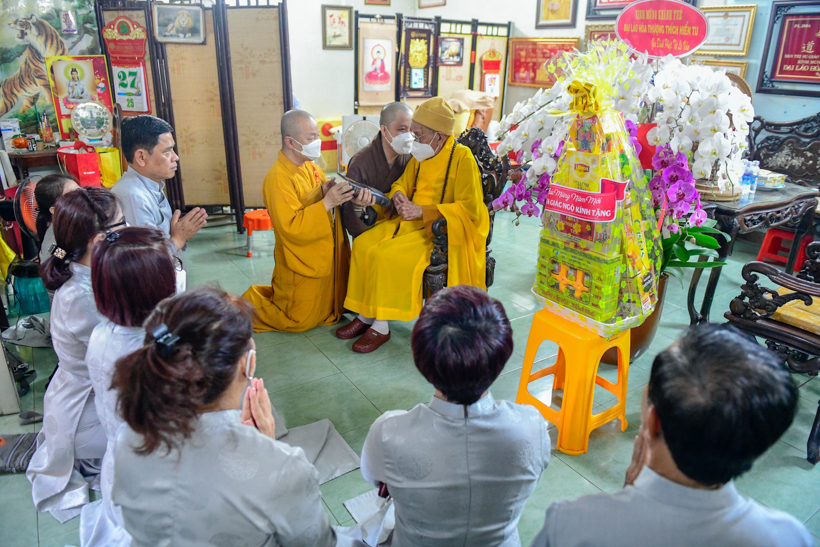 TT. Nhật Từ khánh tuế và chúc Tết Trưởng lão Hòa thượng Phó Pháp chủ Hội đồng Chứng minh GHPGVN tại chùa Xá Lợi