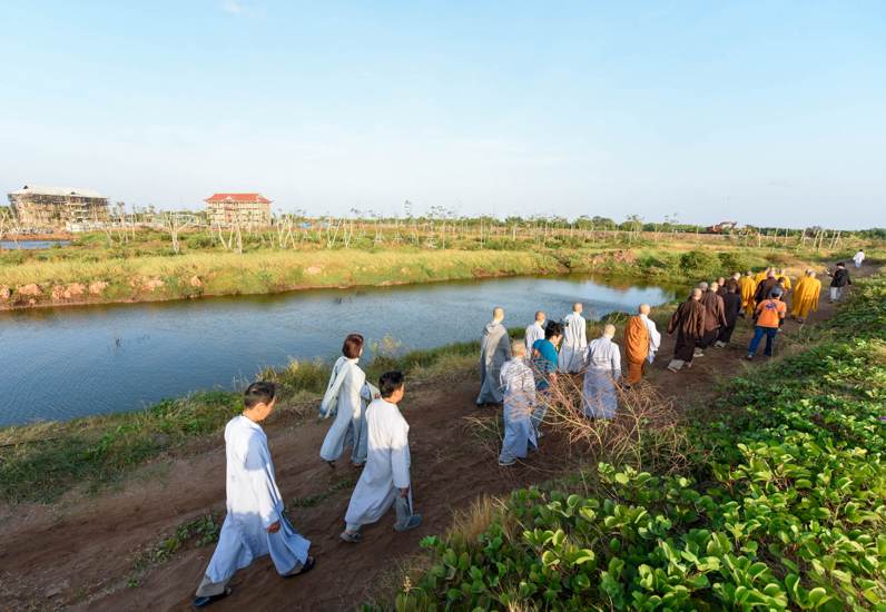 Buổi thiền hành đón bình minh trên biển