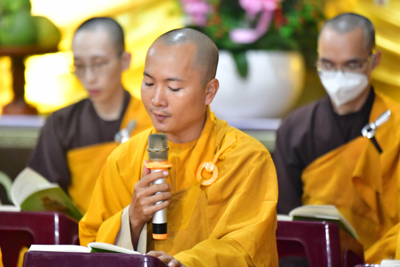 Buổi thiền hành đón bình minh trên biển