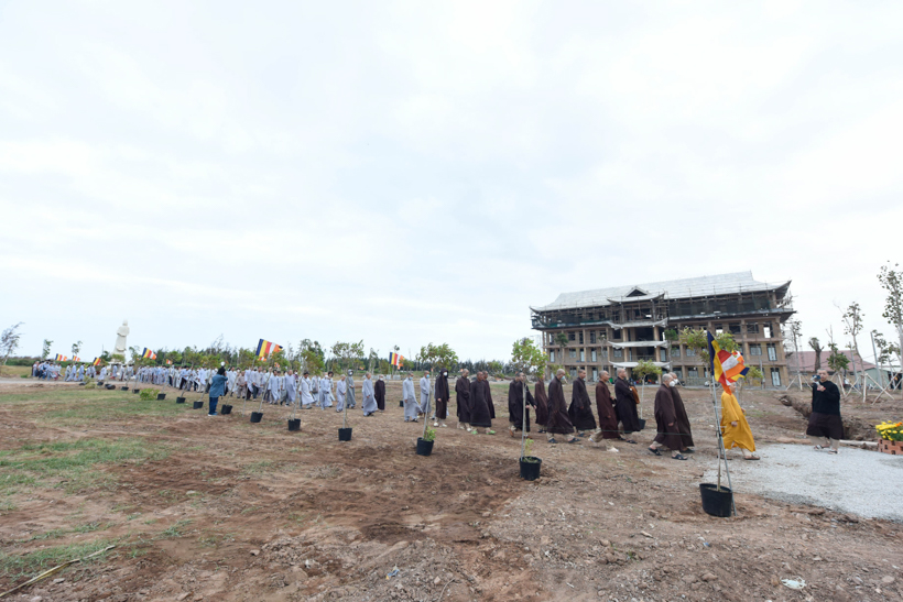 Thời thiền hành đầu tiên trong khóa tu Tuần An Lạc