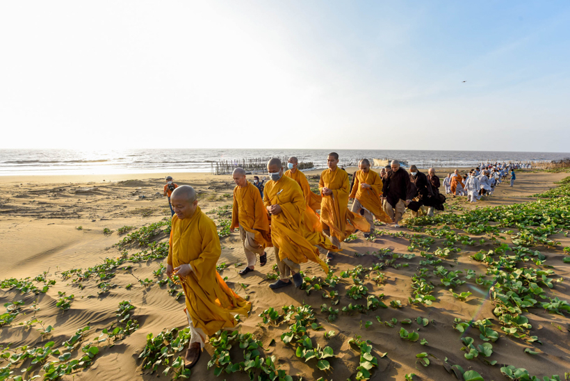 Buổi thiền hành đón bình minh trên biển