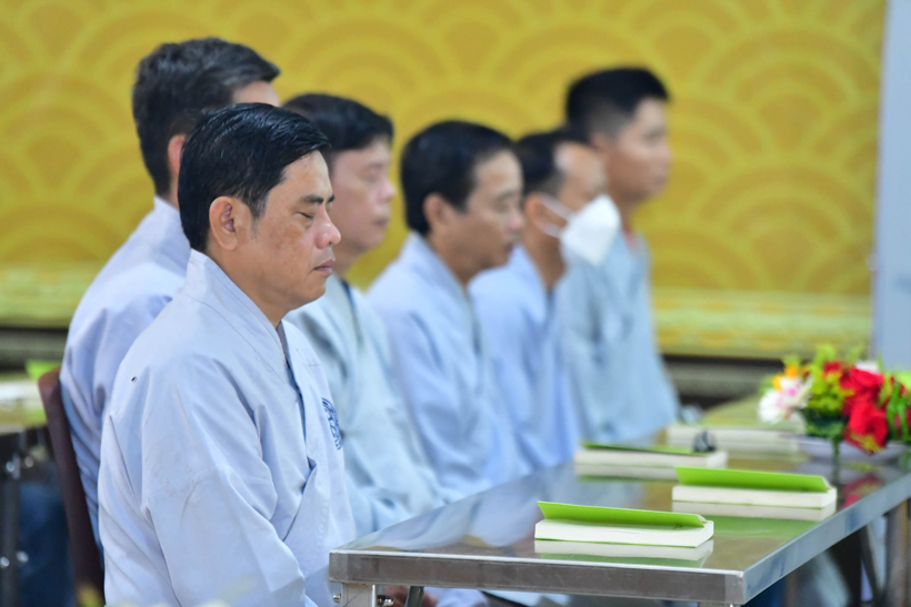 Buổi thiền hành đón bình minh trên biển
