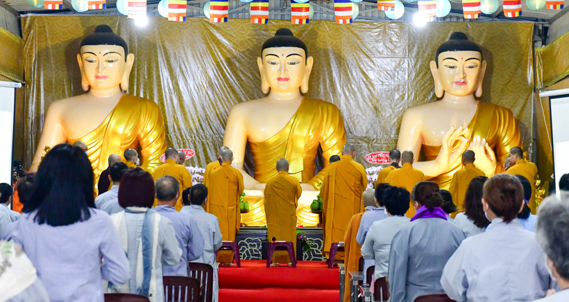 Buổi thiền hành đón bình minh trên biển