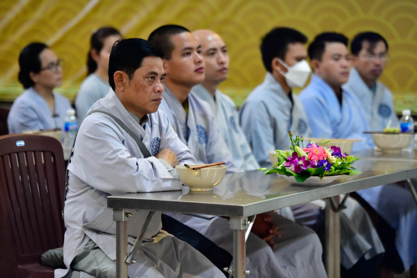 Thời thiền hành đầu tiên trong khóa tu Tuần An Lạc