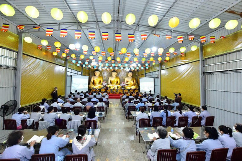 Buổi thiền hành đón bình minh trên biển