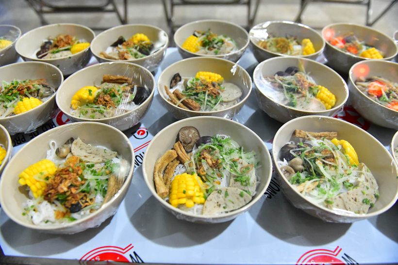 Buổi thiền hành đón bình minh trên biển