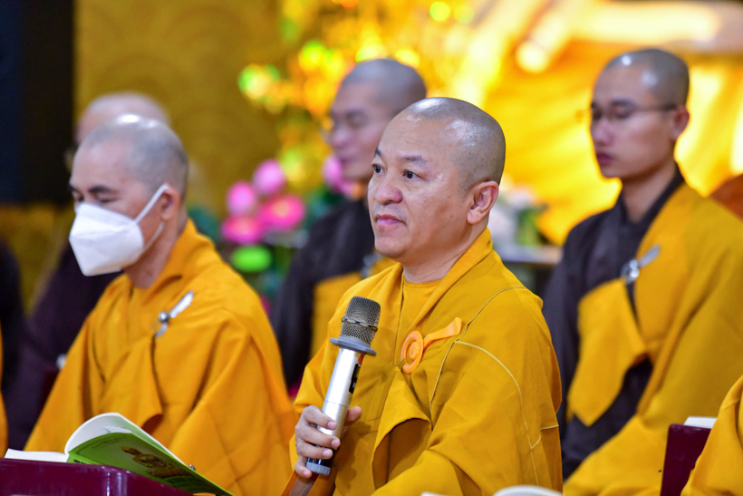 Buổi thiền hành đón bình minh trên biển