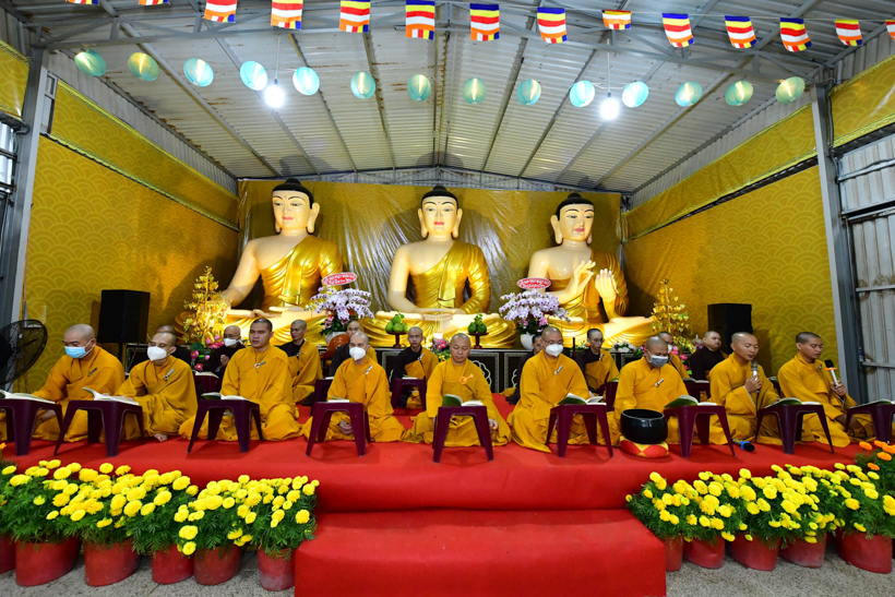 Buổi thiền hành đón bình minh trên biển