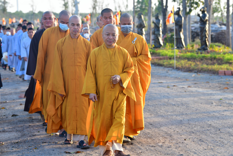 Buổi thiền hành đón bình minh trên biển