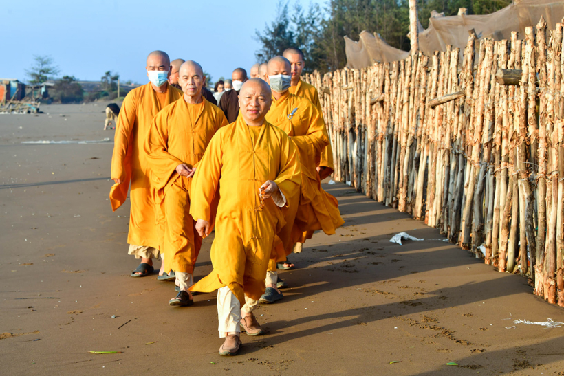Buổi thiền hành đón bình minh trên biển