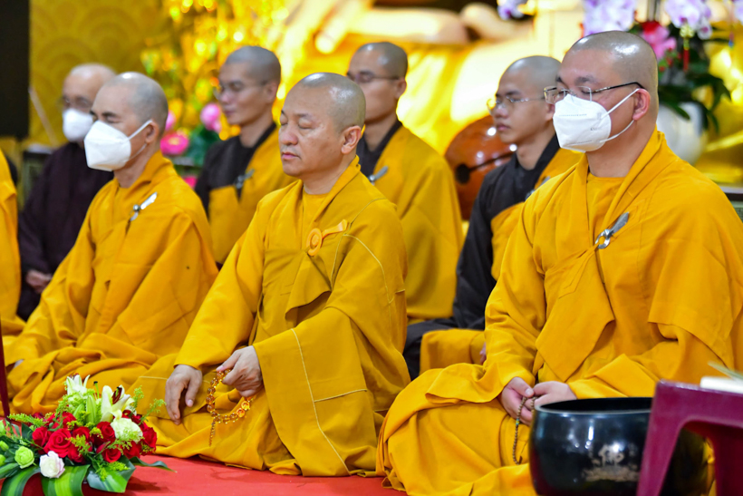 Buổi thiền hành đón bình minh trên biển