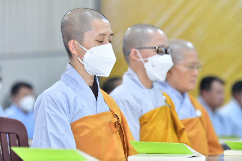 Buổi thiền hành đón bình minh trên biển