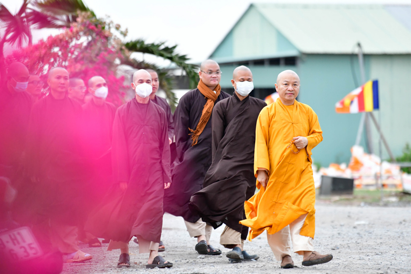 Thời thiền hành đầu tiên trong khóa tu Tuần An Lạc