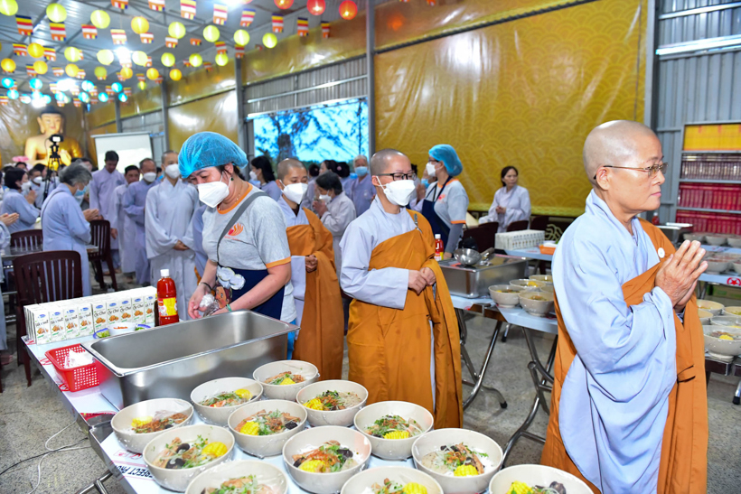 Buổi thiền hành đón bình minh trên biển