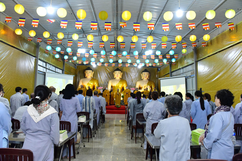 Buổi thiền hành đón bình minh trên biển