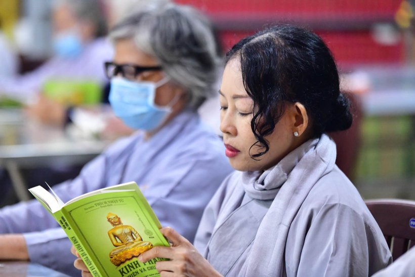 Buổi thiền hành đón bình minh trên biển