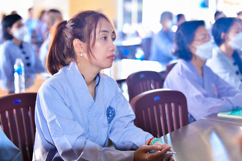 Mùa xuân nhẹ nhàng qua hơi thở thiền