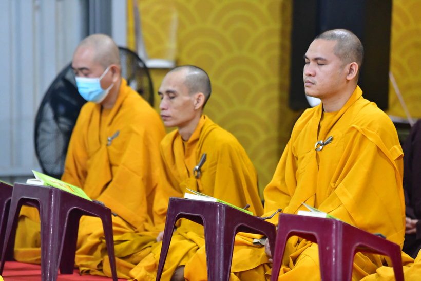 Buổi thiền hành đón bình minh trên biển