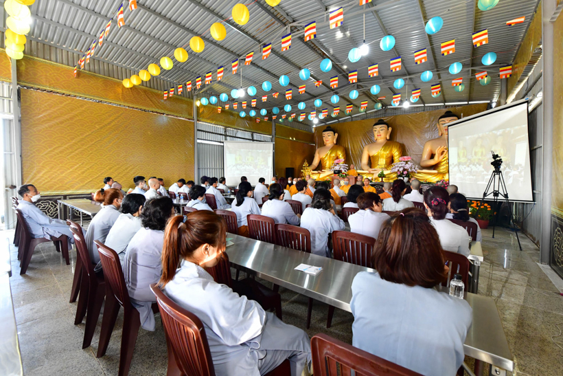 Mùa xuân nhẹ nhàng qua hơi thở thiền