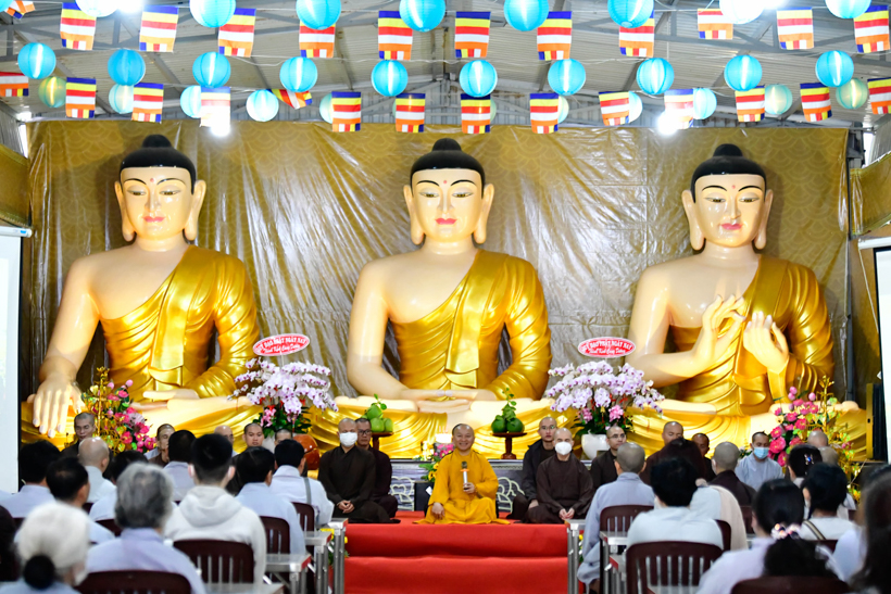Thời thiền hành đầu tiên trong khóa tu Tuần An Lạc