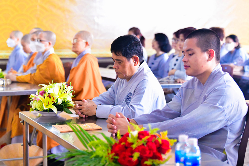 Mùa xuân nhẹ nhàng qua hơi thở thiền