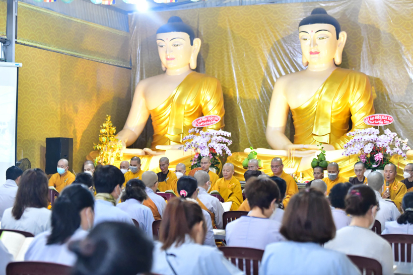 Buổi thiền hành đón bình minh trên biển