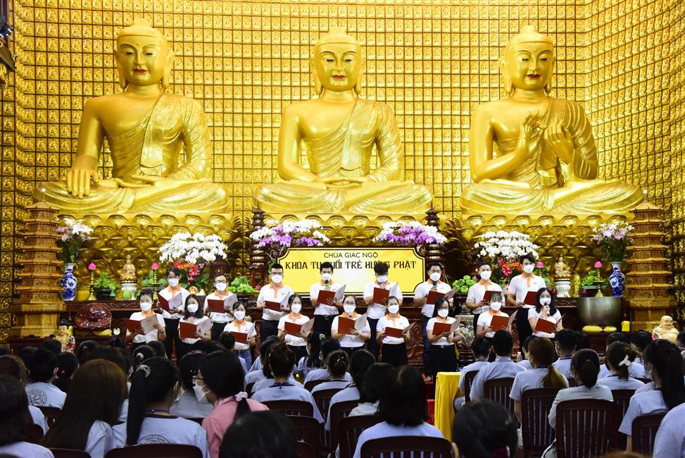 Đông đảo bạn trẻ tham dự khóa tu tại chùa Giác Ngộ