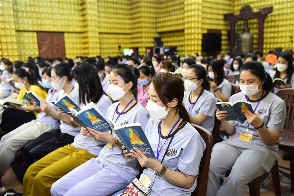 Đông đảo bạn trẻ tham dự khóa tu tại chùa Giác Ngộ