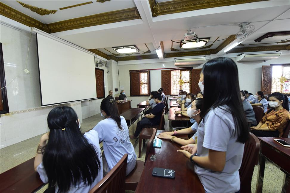 Đông đảo bạn trẻ tham dự khóa tu tại chùa Giác Ngộ